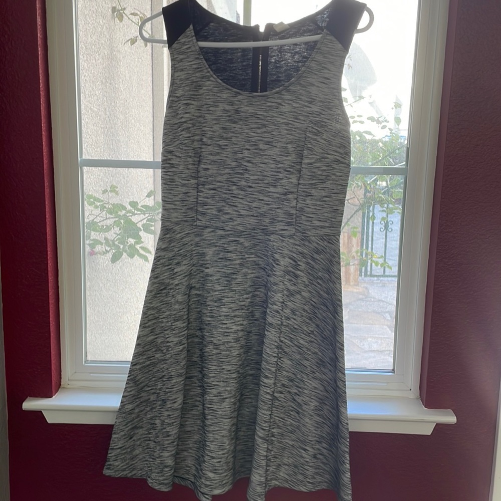old navy gray patterned dress small women’s great quality good zipper